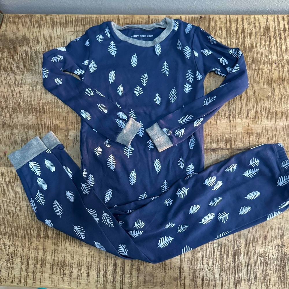 Burt’s Bees  Organic Cotton Leaf Print Blue Kids Pajamas. Size 6t.